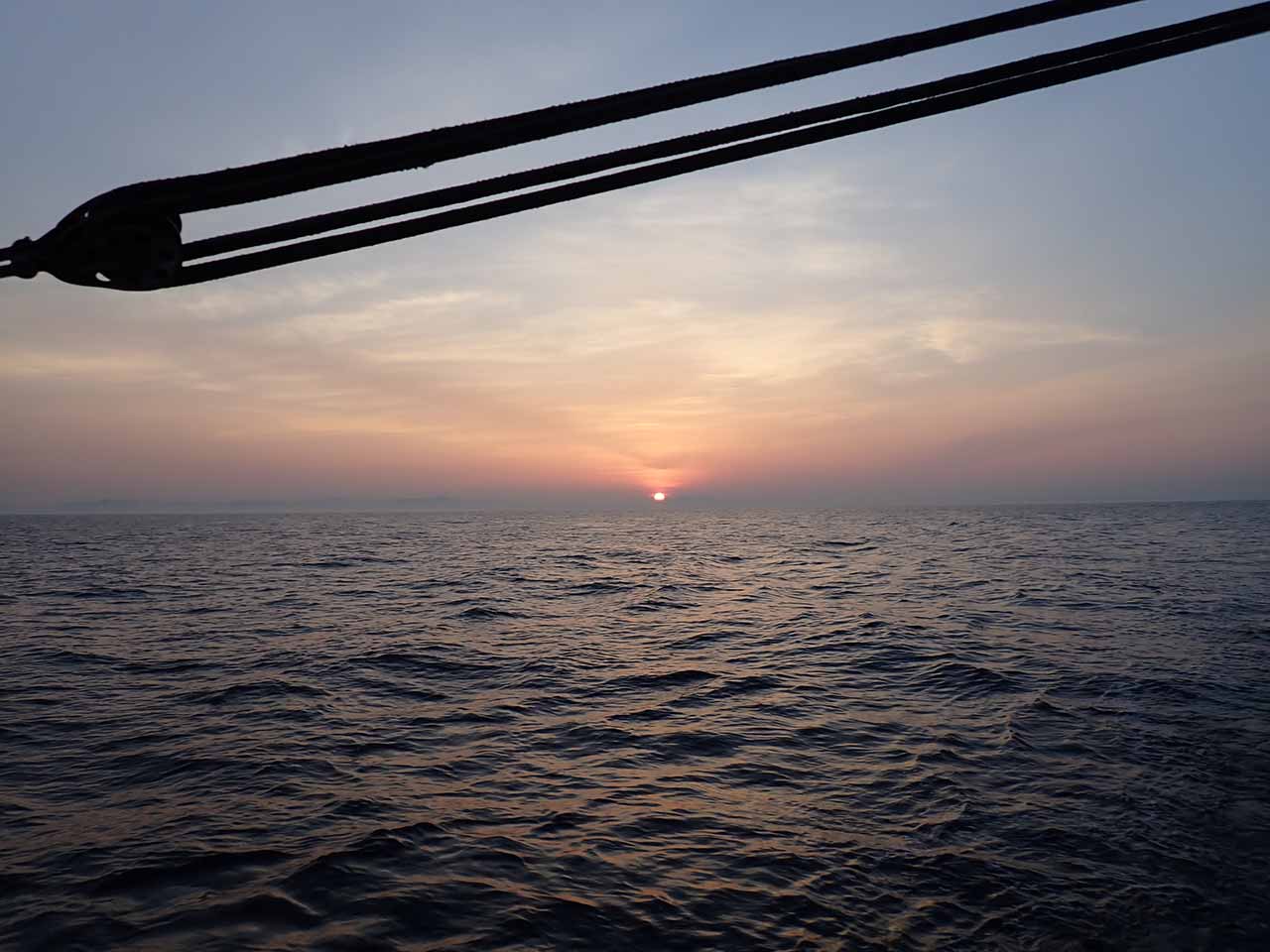 相模湾の夜明け