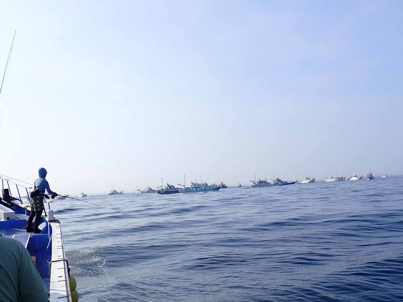 キハダマグロを狙う釣り船の集団